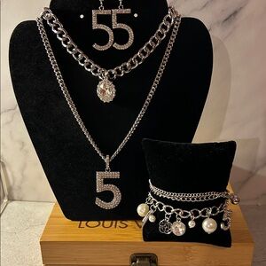 Elegant Silver Jewelry Set with Crystal Accents
